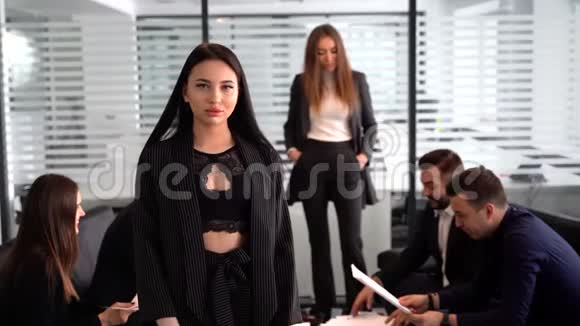 成功的女商人和她的员工站在幕后视频的预览图