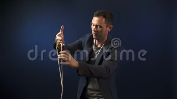 魔术师带绳子的视频视频的预览图