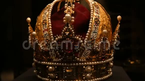 真正古老的古董皇家皇冠用于官方加冕装饰着黄金钻石红宝石蓝宝石和视频的预览图
