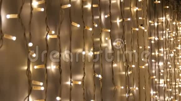 明亮美丽的白色圣诞电器花环排成一排在墙上圣诞装饰摘要背景视频的预览图