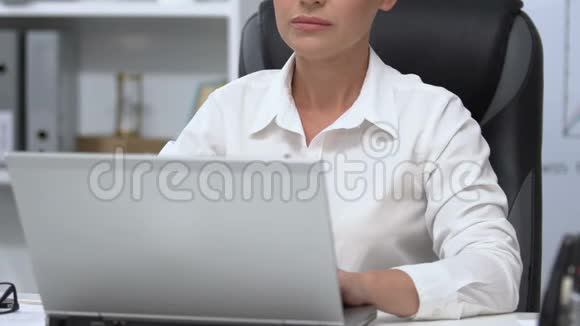 认真的女商人在办公室里用笔记本电脑工作重要的项目特写视频的预览图