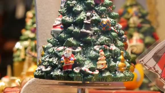 美丽的装饰圣诞树上模糊的彩色背景带球礼品盒的圣诞树明星视频的预览图