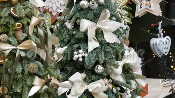 装饰精美的圣诞树白色圣诞玩具蝴蝶结节日装饰视频的预览图
