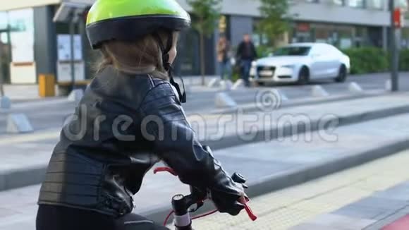 快乐的女人拥抱戴着头盔的女儿骑自行车一起度过时光视频的预览图