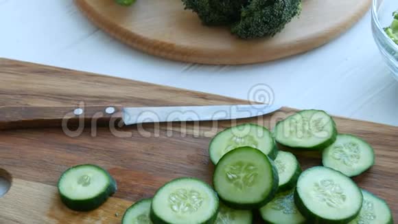 一块切碎的黄瓜放在一块木板上健康的纯素食品视频的预览图