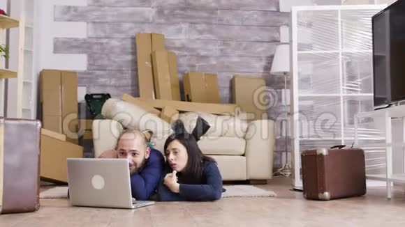 一对夫妇躺在他们新公寓的地板上视频的预览图