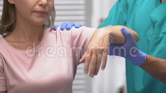 康复学家移动女性病人的手创伤或手术后的治疗视频的预览图