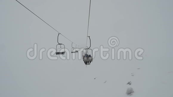 雪山滑雪电梯前景视频的预览图