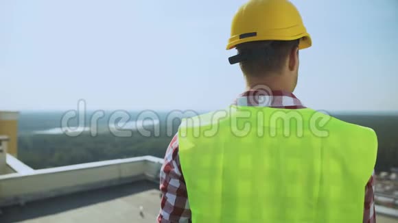 施工主管检查建筑物的立顶专业工长视频的预览图