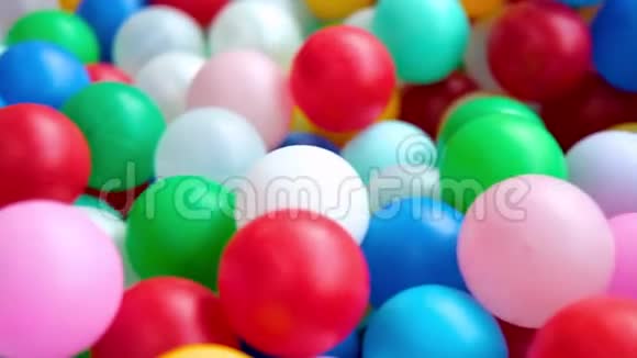 多种颜色的塑料球在大干划池中的游戏中心关闭游戏室玩具休闲活动视频的预览图
