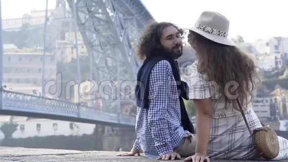 年轻的恋人在河堤上视频的预览图