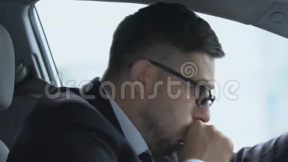 男司机在车内咳嗽病毒引起喉咙痛健康问题视频的预览图