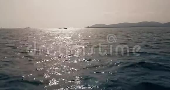 日落时海浪从船上移动旅游理念视频的预览图
