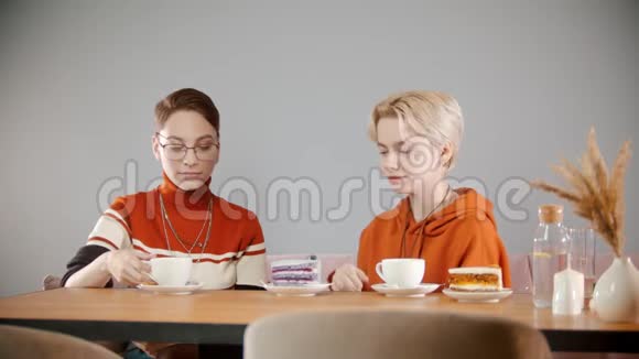 年轻女孩们正在喝咖啡视频的预览图