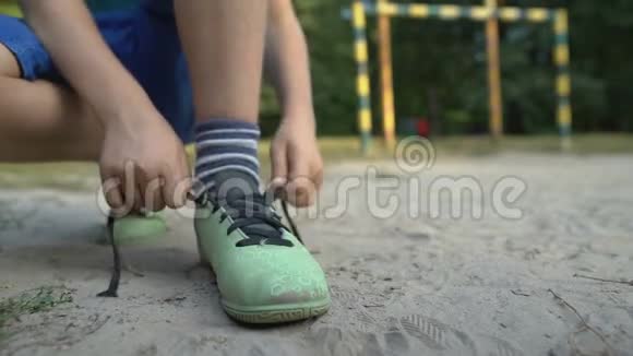 男足球运动员系鞋带运动员专用矫形鞋视频的预览图