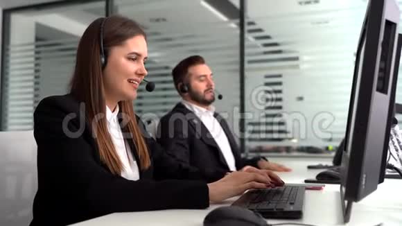 一个快乐微笑的女人在工作场所支持一个电话接线员视频的预览图
