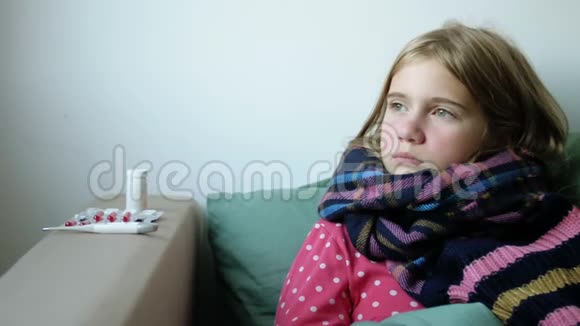 戴暖和围巾的小女孩吹鼻子患有鼻炎和咳嗽的患病儿童视频的预览图