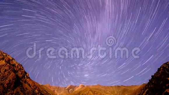 山脉中的银河系螺旋时间流逝视频的预览图