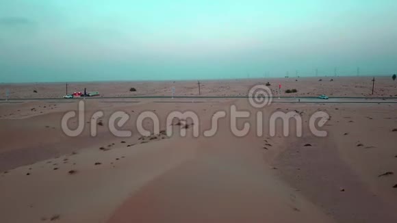 迪拜沙丘间的沙漠公路无人机射击视频的预览图