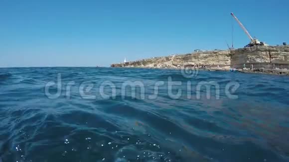 克里米亚的塔克汉库特角用于在水面上发射游艇和船舶的起重机视图从海水中观看视频的预览图