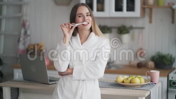 早上穿着浴袍的美女用牙刷刷牙视频的预览图