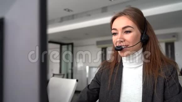 带耳机和微笑的女性客户支持操作员视频的预览图