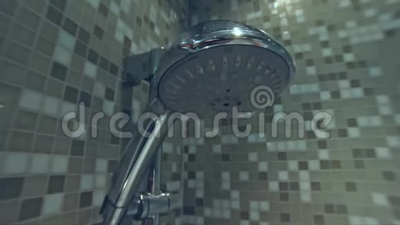 从淋浴中流出的水慢动作视频的预览图