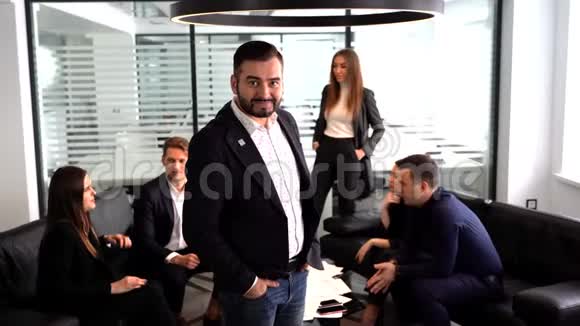 现代办公室里的商人画像背景是同事围着桌子开会视频的预览图