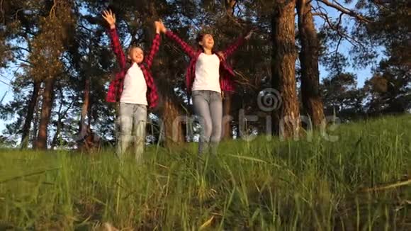快乐的孩子们旅行在公园里散步在胜利中快乐举起双手徒步旅行者女孩青少年旅行视频的预览图