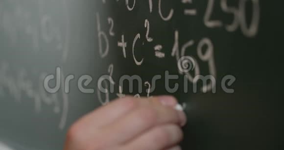 学校黑板与数学写作视频的预览图