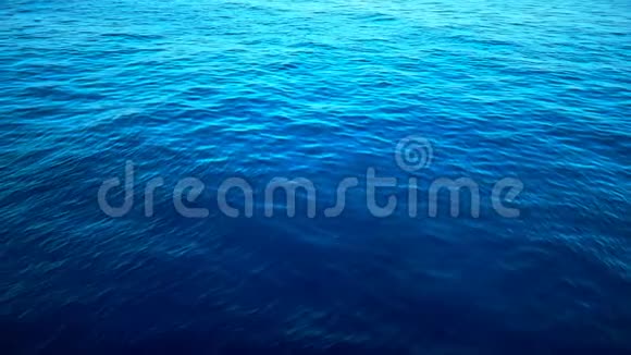 从船上俯瞰碧海波浪运动旅游度假理念拍摄缓慢视频的预览图