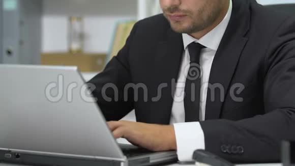 精疲力竭的企业家在笔记本电脑上工作摘下眼镜按摩鼻子视频的预览图
