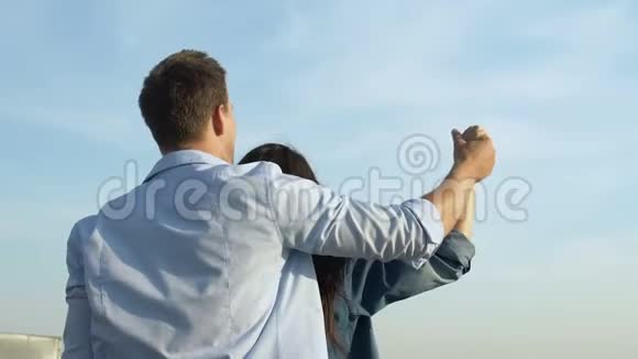 英俊的男朋友拥抱漂亮的女朋友享受浪漫的约会视频的预览图