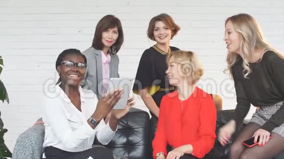 坐在桌边工作的女性博客专家组视频的预览图