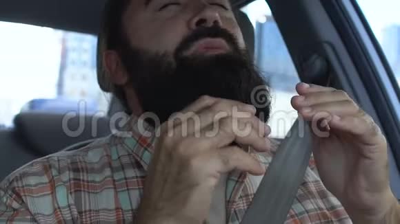 过敏男子在汽车上打喷嚏城市空气污染导致呼吸困难视频的预览图