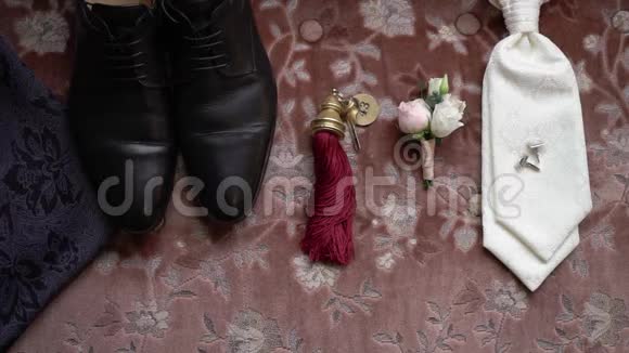 布托尼埃领带房间钥匙和袖扣新郎婚礼的配饰视频的预览图