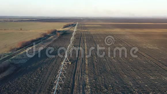 飞过有大型灌溉系统的田野视频的预览图