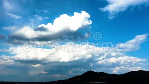 时间流逝美丽的白云在山上的蓝天上视频的预览图