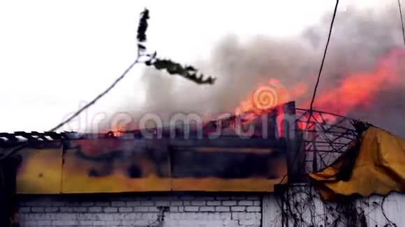 在大楼里开火房子的屋顶着火了视频的预览图