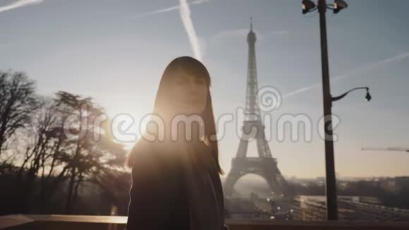 镜头耀斑肖像美丽的微笑旅游妇女在史诗般的日落巴黎埃菲尔铁塔度假慢动作视频的预览图