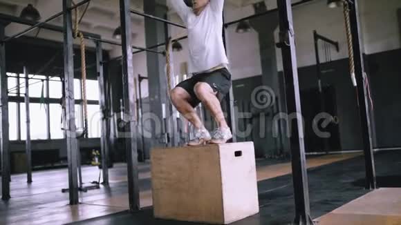运动身体状态良好在健身房锻炼最好视频的预览图