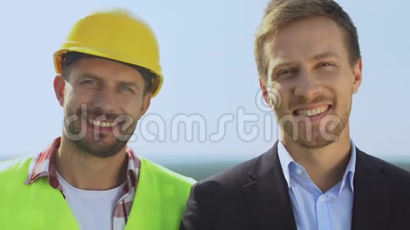 快乐的男性客户和承包商微笑的相机客户满意的服务视频的预览图