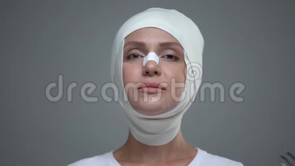 医生手拿医疗设备靠近女性面部整形手术视频的预览图