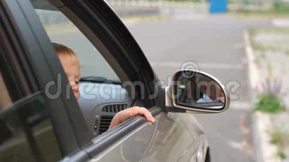 一个粗鲁男孩的特写镜头把垃圾从车窗扔出马路视频的预览图