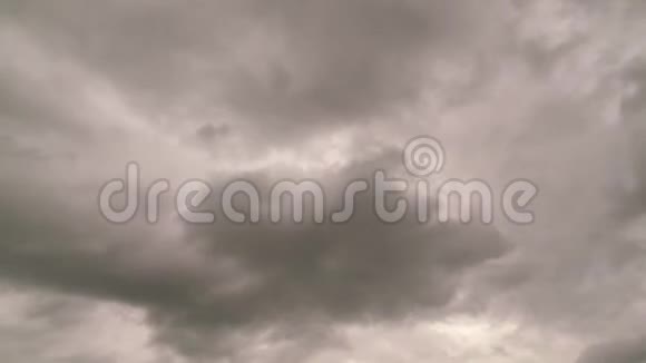 云在天空中流动的时间视频的预览图