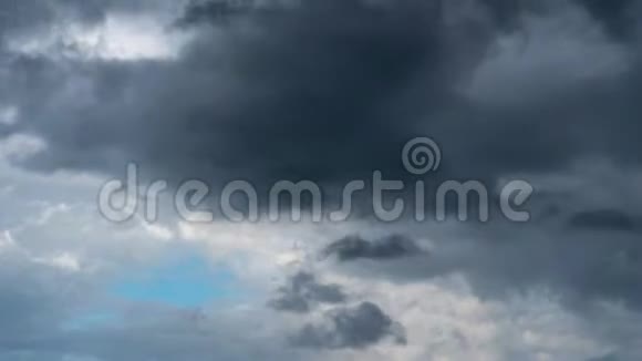云在天空中流动的时间视频的预览图