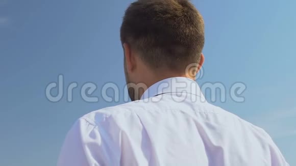 灵感男老板把夹克放在肩膀上享受摩天大楼的景色视频的预览图