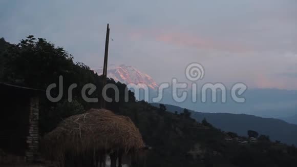 日落日出时从尼泊尔山区的一个村庄看到喜马拉雅山尼泊尔视频的预览图