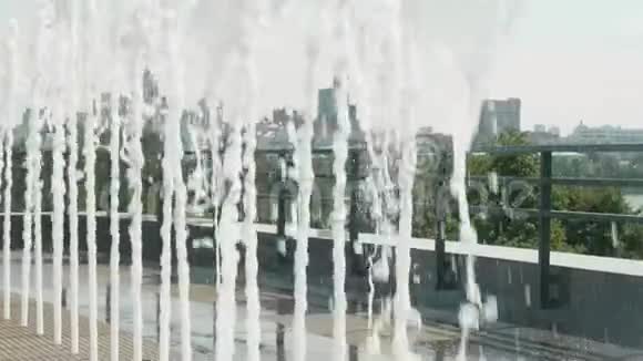 埃卡捷琳堡埃尔钦中心附近的喷泉流着血视频的预览图