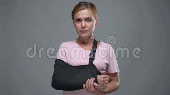 手臂悬吊的妇女看镜头骨折或扭伤外伤视频的预览图